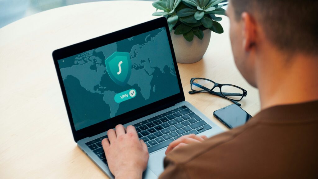 elegir broker seguro ETFs bitcoin 2025